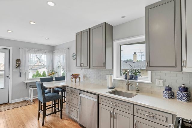 7008 W Montrose Avenue, Norridge, IL 60706