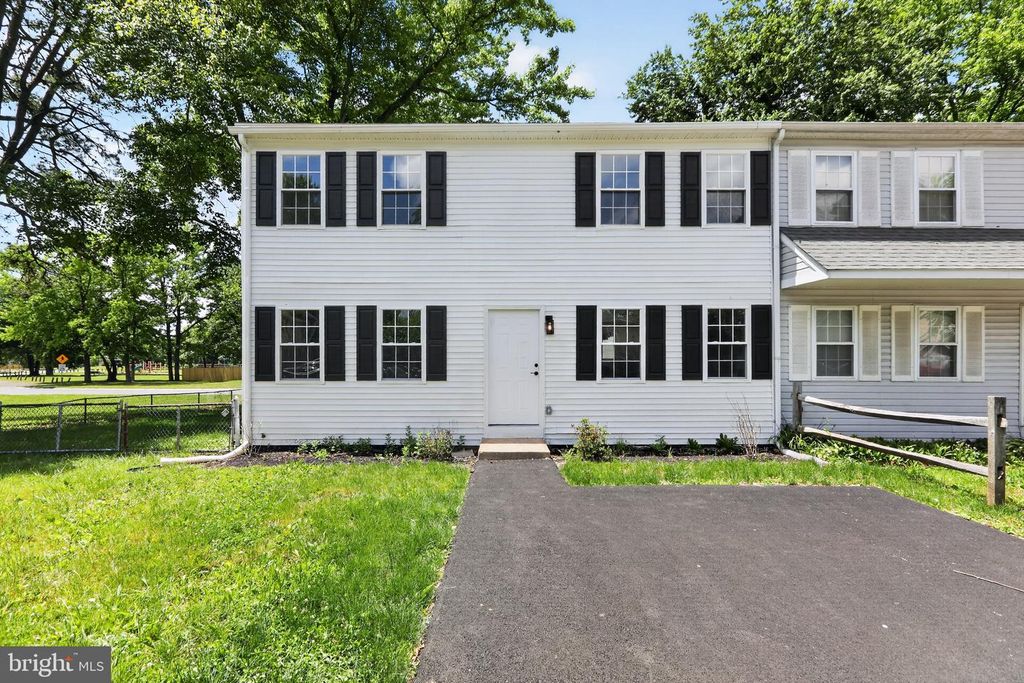 12 HERON CT, Newark, DE 19702
