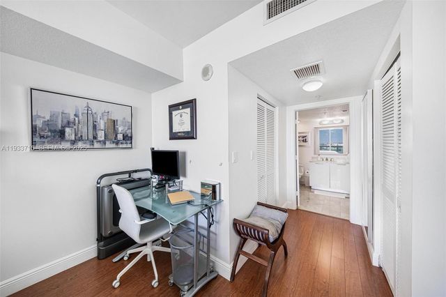 1800 N Bayshore Dr 3206, Miami, FL 33132