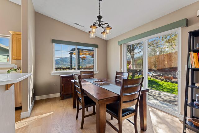 509 Cypress Avenue, Rogue River, OR 97537