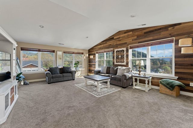 509 Cypress Avenue, Rogue River, OR 97537