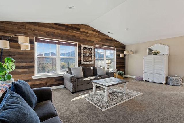 509 Cypress Avenue, Rogue River, OR 97537