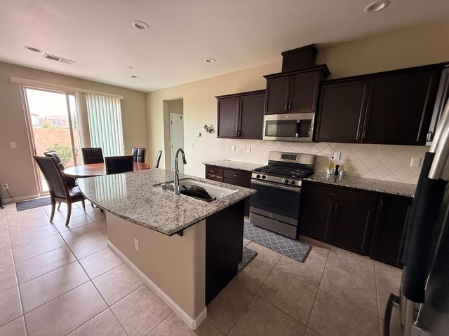 6153 W Marble Hill Drive, Fresno, CA 93722