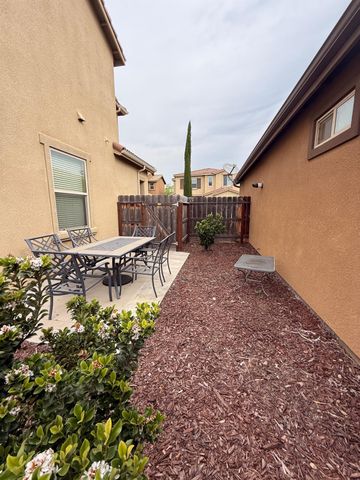 6153 W Marble Hill Drive, Fresno, CA 93722