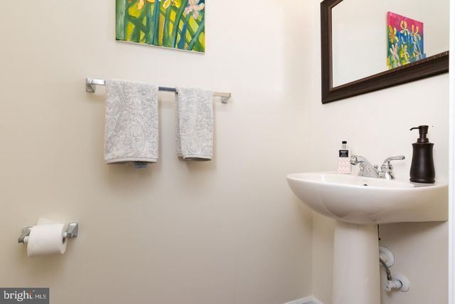 15 OVERLOOK DR, Mount Laurel, NJ 08054