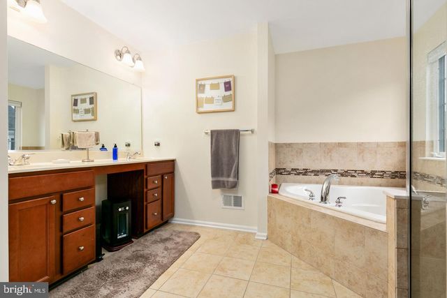 15 OVERLOOK DR, Mount Laurel, NJ 08054