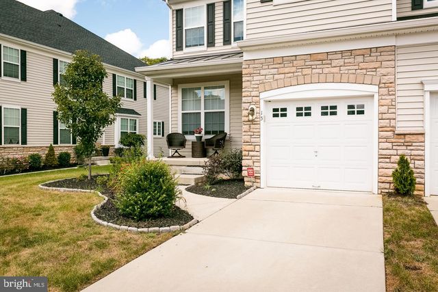 15 OVERLOOK DR, Mount Laurel, NJ 08054