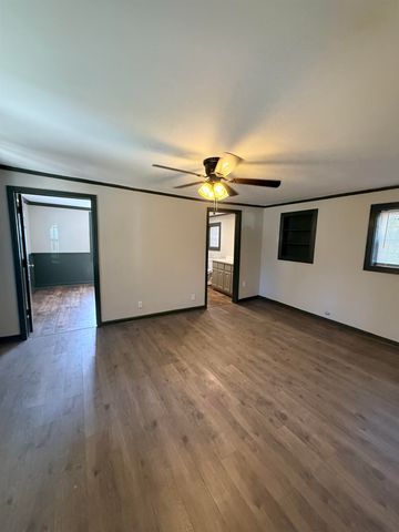 226 OAK ST, Selmer, TN 38375