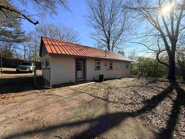 226 OAK ST, Selmer, TN 38375