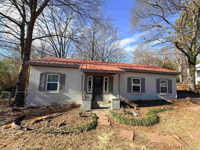 226 OAK ST, Selmer, TN 38375