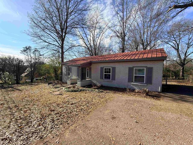 226 OAK ST, Selmer, TN 38375