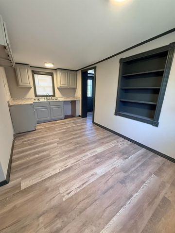 226 OAK ST, Selmer, TN 38375