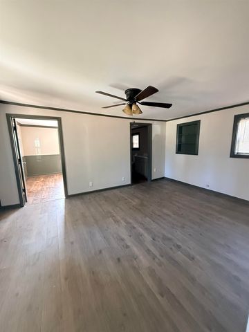 226 OAK ST, Selmer, TN 38375