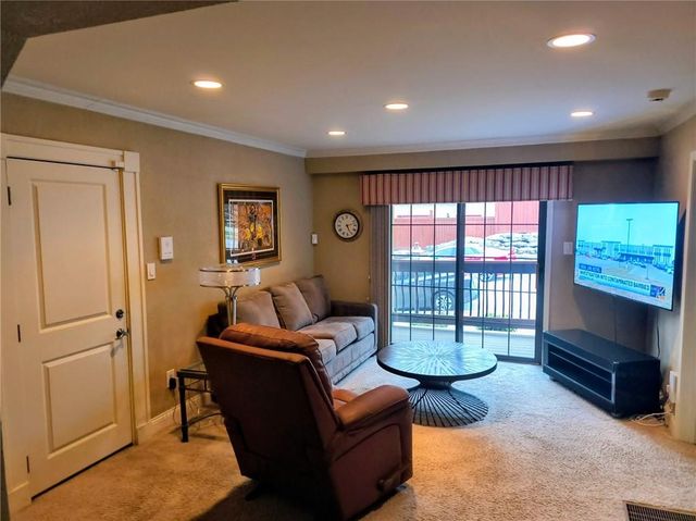 1108 W 46th Street 6, Kansas City, MO 64112