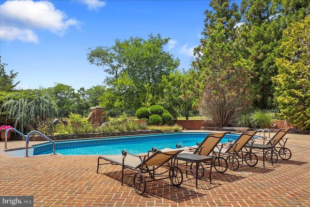 121 MADARA DR, Hanover, PA 17331