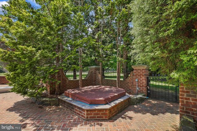 121 MADARA DR, Hanover, PA 17331