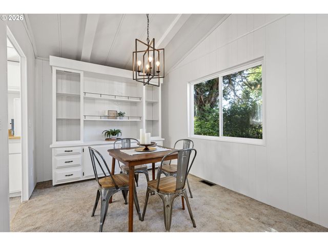 5949 LILAC Ln, Springfield, OR 97478