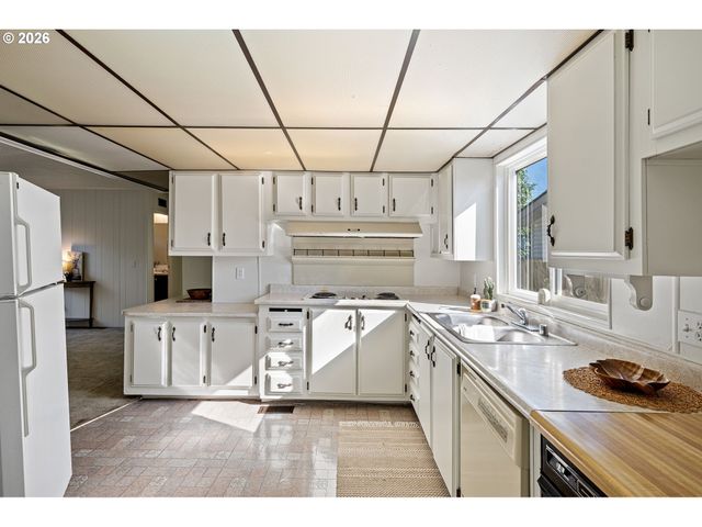 5949 LILAC Ln, Springfield, OR 97478