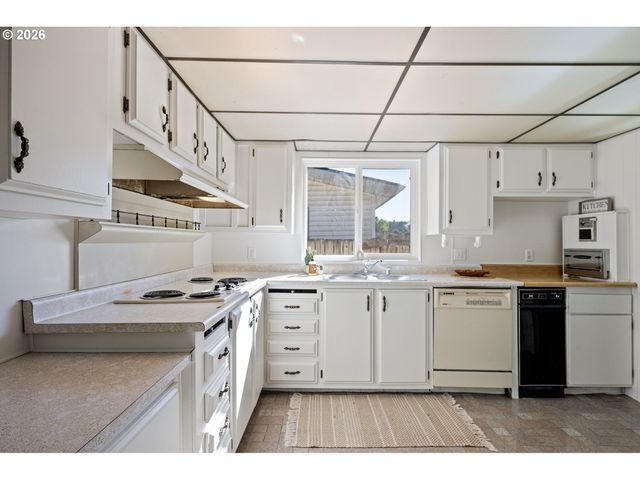 5949 LILAC Ln, Springfield, OR 97478