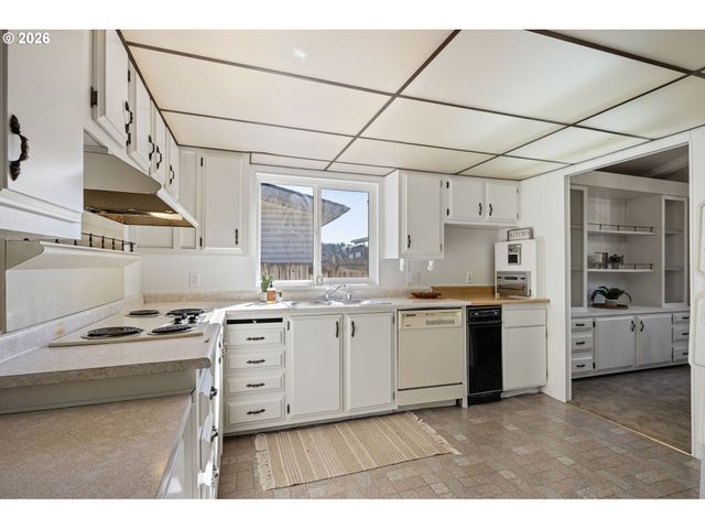 5949 LILAC Ln, Springfield, OR 97478
