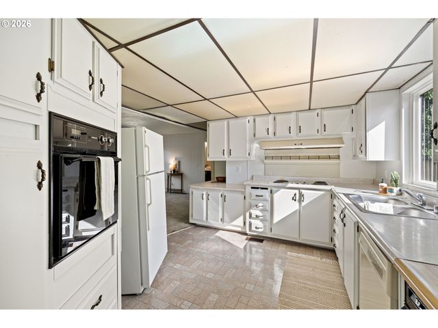 5949 LILAC Ln, Springfield, OR 97478