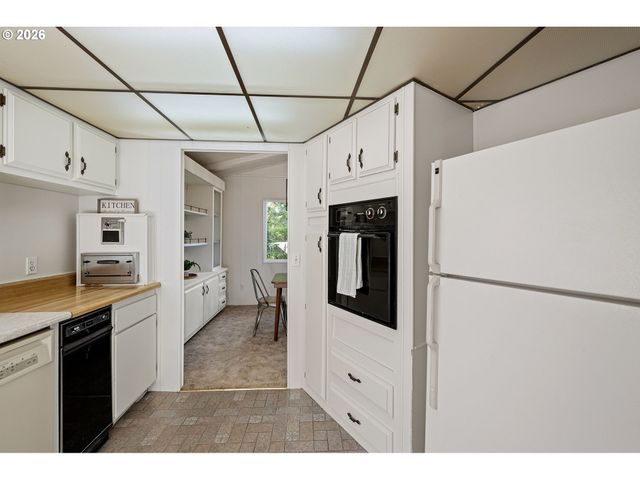 5949 LILAC Ln, Springfield, OR 97478