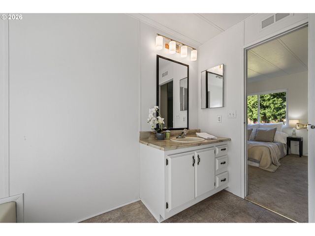 5949 LILAC Ln, Springfield, OR 97478