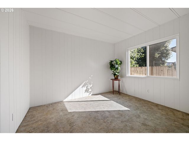 5949 LILAC Ln, Springfield, OR 97478