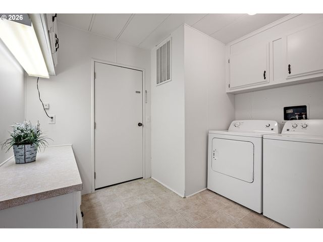 5949 LILAC Ln, Springfield, OR 97478