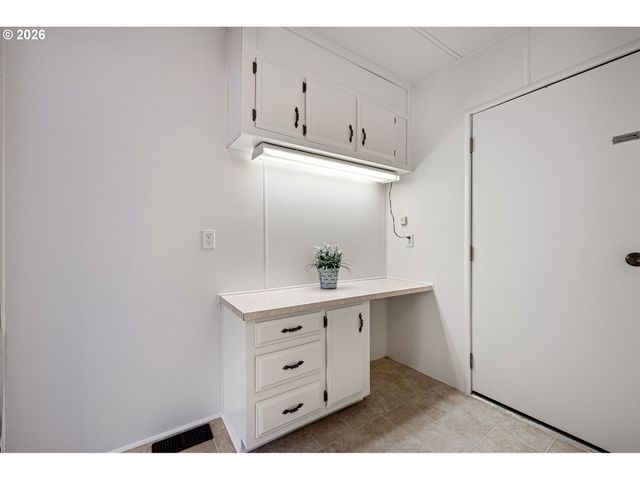 5949 LILAC Ln, Springfield, OR 97478