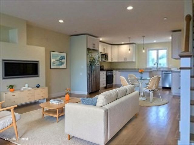 7 Bay St 10, Hull, MA 02045