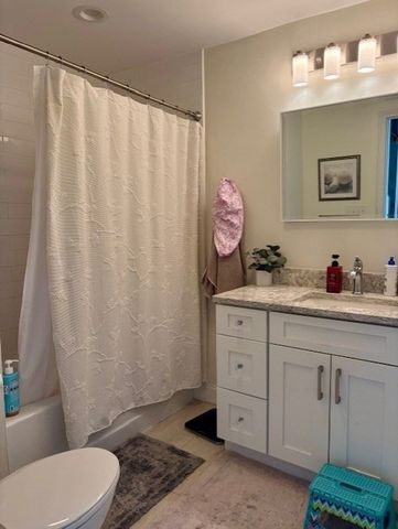 7 Bay St 10, Hull, MA 02045