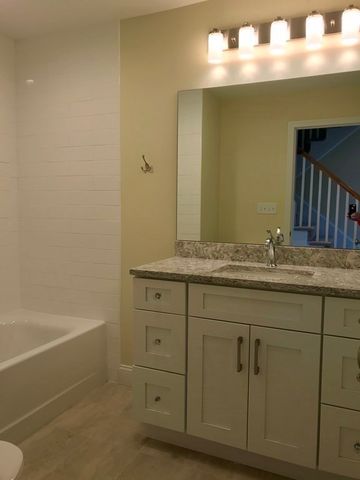 7 Bay St 10, Hull, MA 02045