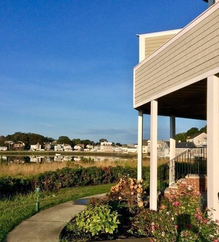 7 Bay St 10, Hull, MA 02045