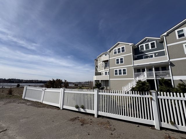 7 Bay St 10, Hull, MA 02045