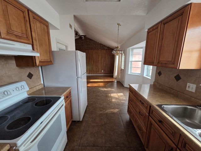 2121 Redwood Street, Kemah, TX 77565