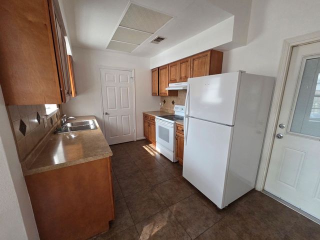 2121 Redwood Street, Kemah, TX 77565