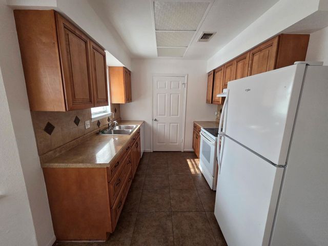 2121 Redwood Street, Kemah, TX 77565