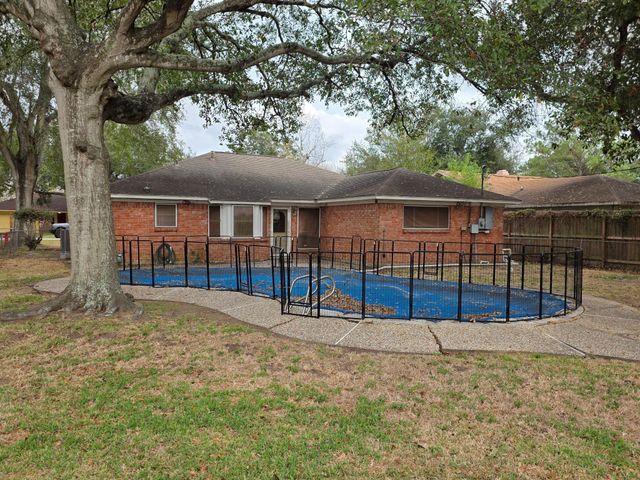 2121 Redwood Street, Kemah, TX 77565