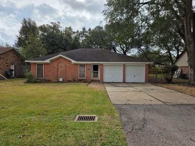 2121 Redwood Street, Kemah, TX 77565