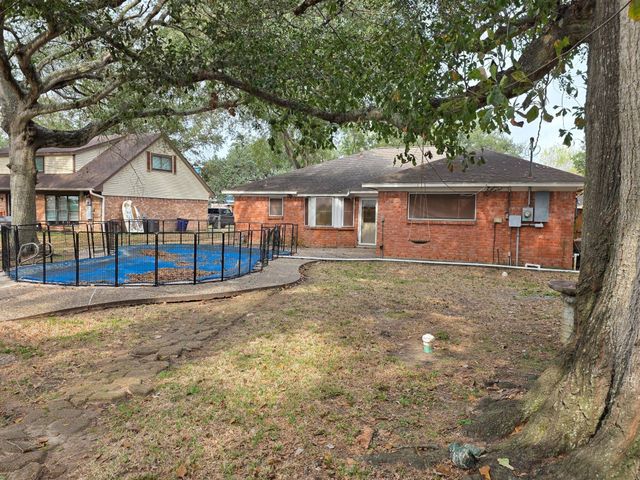 2121 Redwood Street, Kemah, TX 77565