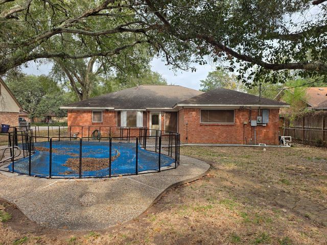 2121 Redwood Street, Kemah, TX 77565