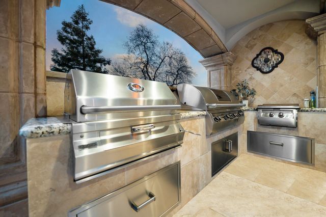 1742 N Pratos Street, Visalia, CA 93291