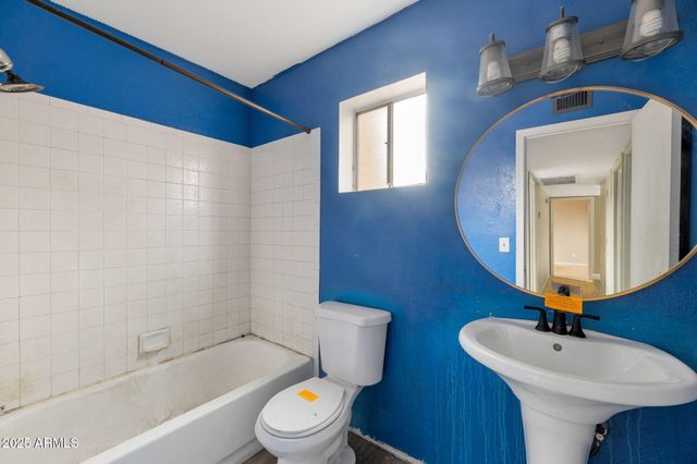 4216 E AMBERWOOD Drive, Phoenix, AZ 85048