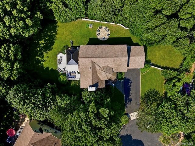 10 Chapel Hill Road, Lake Grove, NY 11755