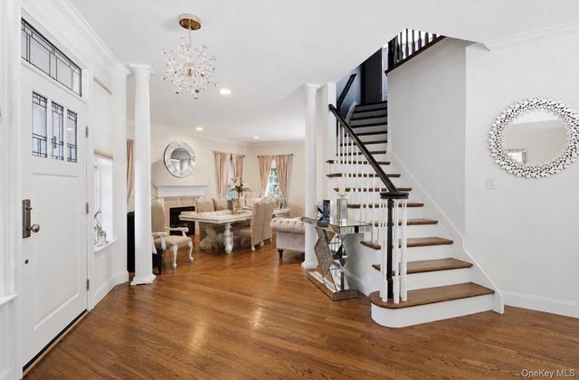 10 Chapel Hill Road, Lake Grove, NY 11755
