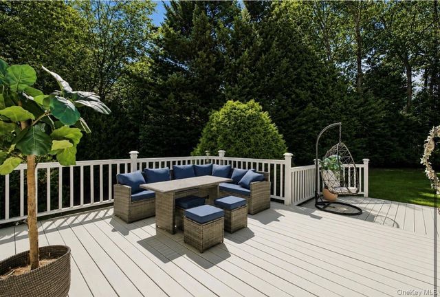 10 Chapel Hill Road, Lake Grove, NY 11755