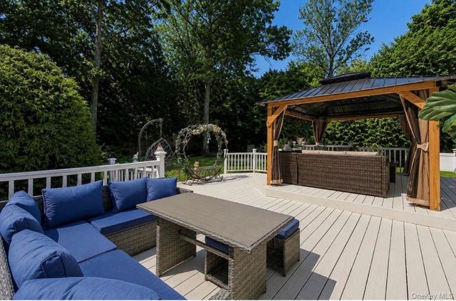10 Chapel Hill Road, Lake Grove, NY 11755