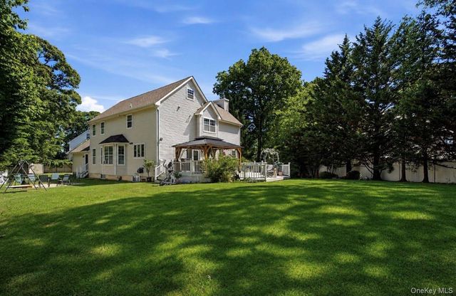 10 Chapel Hill Road, Lake Grove, NY 11755