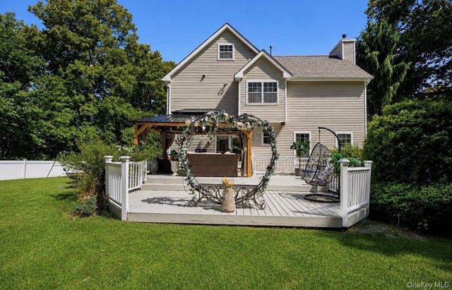 10 Chapel Hill Road, Lake Grove, NY 11755